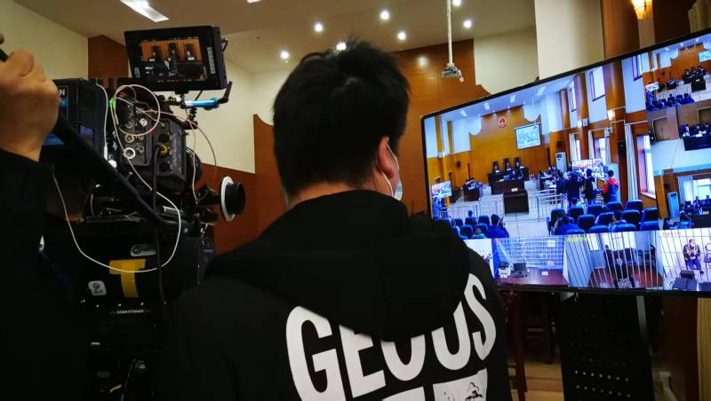 AI生成VS人工创意——商南县广告片拍摄公司的技术浪漫主义实践